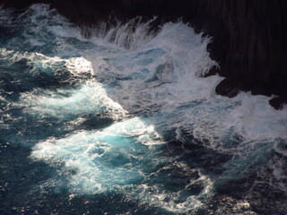 Wielka oceaniczna fala obijająca się o skaliste wybrzeże © vofchok