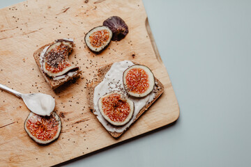 Gesundes Frühstück mit Feigen, Quark und Chaisamen auf Vollkornbrot
