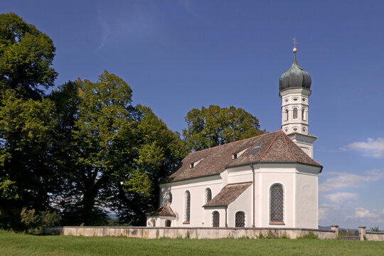 Pestkapelle bei Eberfing s&uuml;dlich von von Weilheim in Oberbayern unter blauem Sommerhimmel