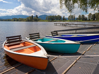 Obraz premium ruderboote auf dem bayerischen Staffelsee mit Bergpanorama