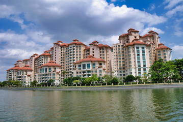 Obraz premium Schöne Gebäude am Wasser