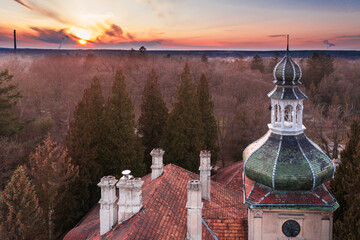 Pałac dworski w Iłowej. Wieża na tle wieczornego nieba. Zdjęcie z drona. © boguslavus