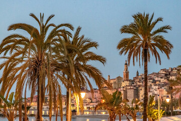 Fototapeta premium Menton et ses couleurs chaudes en bord de mer sur la Riviera française capitale mondiale des agrumes