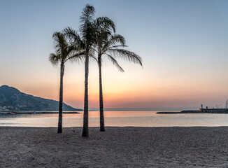 Lever de soleil dans un ciel de feu au-dessus du port de Menton sur la Riviera française