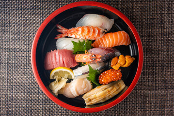 寿司の盛り合わせ、寿司桶 © Chiristsumo