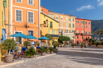 Menton et ses couleurs chaudes en bord de mer sur la Riviera française capitale mondiale des...