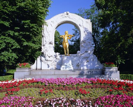 Strauss monument in Stadt park, Vienna, Austria