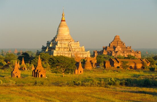 Shwesandaw Paya (Shwe Sandaw Pagoda) and ancient temples, Bagan (Pagan), Myanmar (Burma)