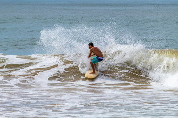 SURFISTA HOMEM, SURFANDO EM GUARAPARI, ES, BRASIL. SURFISTA BRASILEIRO, SURFANDO NO BRASIL.