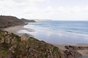 Maison au sommet d'une falaise en bord de plage, Plouha, Bretagne, France