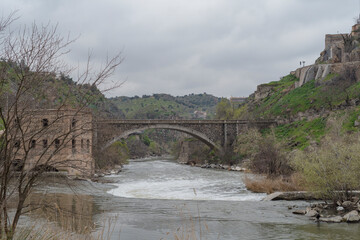 Puente y río.