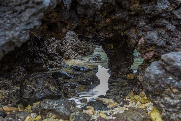 Reflet d'eau et roche volcanique