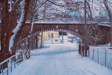 Straße im Winter bei Schnee vor Bahndamm Tunnel Unterführung