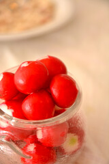 ravanelli rossi ortaggi freschi in barattolo di vetro