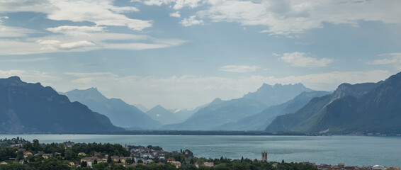 Fototapeta premium Voyage vers l'Italie par la montagne suisse