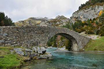 Fototapeta na wymiar Stone bridgee in Bujaruelo valley, Spain