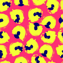  seamless pattern abstract grungy circles paint on bright background. Hand drawing