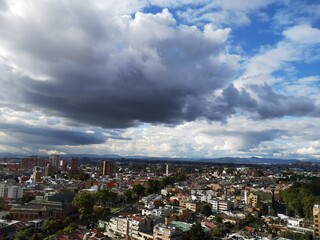 Obraz premium clouds over the city