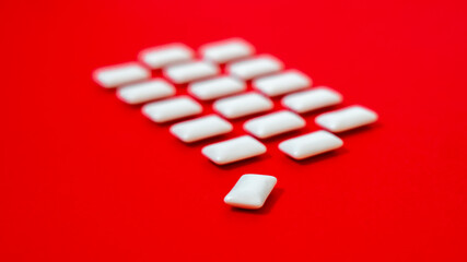 pastillas blancas sobre fondo rojo
 