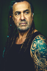 Selbstporträt, Alter Mann mit Langen Haaren und Tattoo