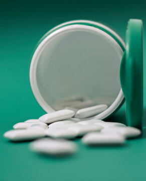 chicles derramados con fondo verde