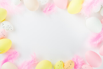 Fototapeta premium Flatlay of Easter eggs and feathers