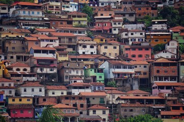 Fototapeta na wymiar Favela aux maisons colorées au Brésil