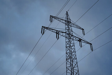 strommast mit leitungen