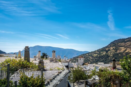 Vista de la Alpujarra de Granada con las t&iacute;picas chimeneas en los tejados de las casas	