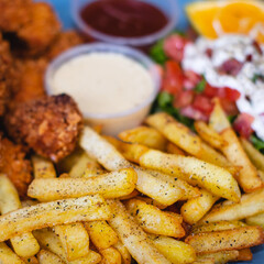 Papas a la francesa mas pollo y ensalada preparados en casa de manera artesanal