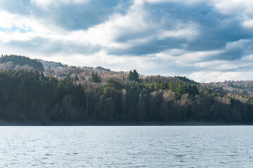 Lago di Suviana, immerso nel verde dell'appennino Tosco Emiliano