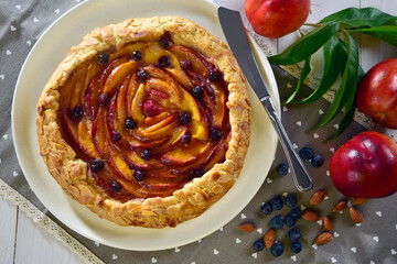 Torta di pesche e mirtilli