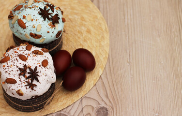 Obraz na płótnie Canvas Easter eggs and cakes with icing, nuts and anise stars
