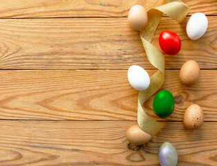 Obraz premium Easter eggs as the color of the Italian flag - green, white, red. Happy Easter holiday card