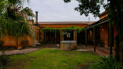 Fototapeta na wymiar Antigua casa de campo con aljibe para extrae agua en el patio central