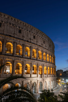 Italy, Rome, Colosseum, Ancient amphitheatre at night