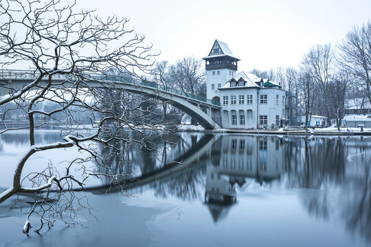 Germany, Berlin, Abteibrucke, River and bridge on winter day