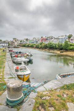 Republic of Ireland, County Galway,&Ocirc;&oslash;&Omega;Roundstone, Boats moored in village harbor