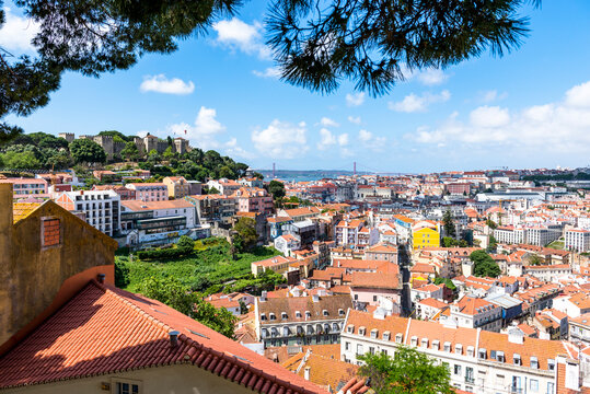Portugal, Lisbon, Miradouro da Graca, Old town with So Jorge Castle in distance