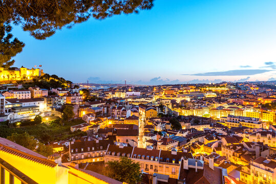 Portugal, Lisbon, Miradouro da Graca, View of city with Sao Jorge Castle and Ponte 25 de Abril at dusk