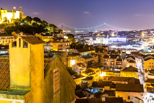 Portugal, Lisbon, Miradouro da Graca, View of city with Sao Jorge Castle and Ponte 25 de Abril at night