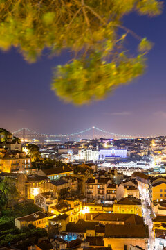 Portugal, Lisbon, Miradouro da Graca, View of city with Ponte 25 de Abril at night