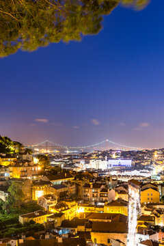 Portugal, Lisbon, Miradouro da Graca, View of city with Ponte 25 de Abril at night