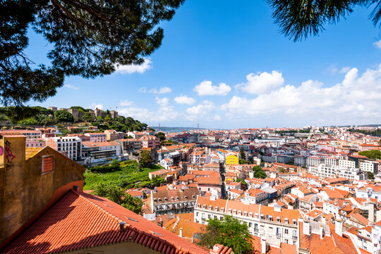 Portugal, Lisbon, Cityscape witth So Jorge Castle from Miradouro da Graca