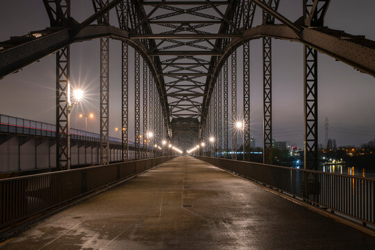 Germany, Hamburg, Diminishing perspective of&Ocirc;&oslash;&Omega;Alte Harburger Elbbrucke bridge at night