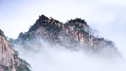 Crédence de cuisine en verre imprimé Monts Huang Vue sur les nuages et le pin au sommet des montagnes du parc national de Huangshan, en Chine. Paysage du mont Huangshan de la saison hivernale.