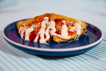 Empanada arreglada con ensalada y salsas, platillo de comida rápida de Costa Rica