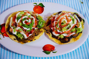 Chalupa Arreglada de tortilla y carne mas ensalada preparada de forma casera en cocinas de Costa Rica