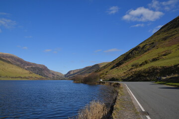 Obraz premium a view of tal-y-llyn lake looking over to the valley in the background
