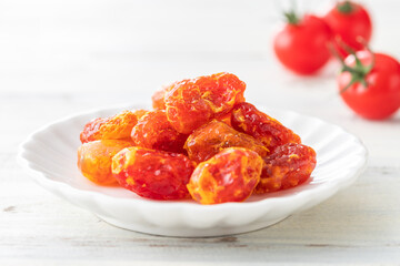 ナチュラルな背景で撮影されたドライトマト